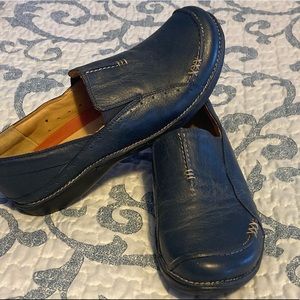 Clarks Unstructured skip on shoes size 9.5 dark blue